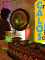 kobieta grająca na misach