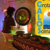 kobieta grająca na misach