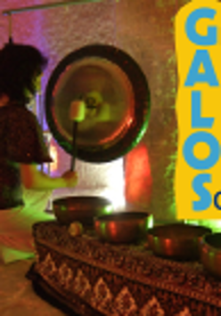 kobieta grająca na misach