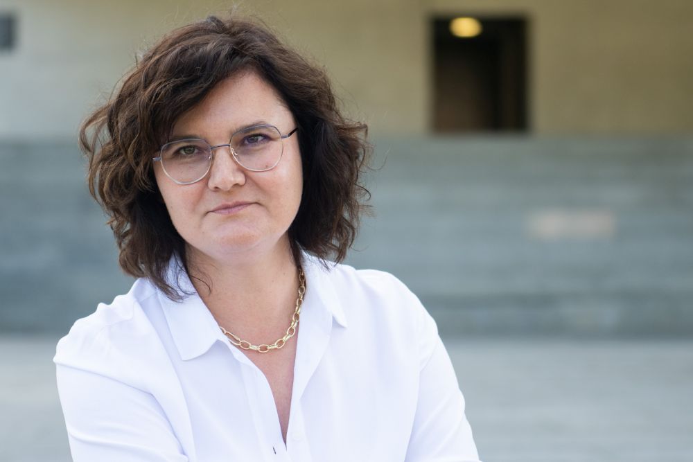 Monika Herkt, fot. Łukasz Gdak Kobieta w białej koszuli i okularach.
