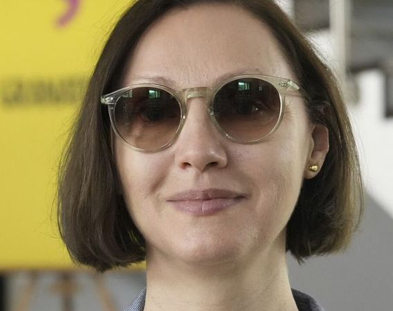 Kobieta w ciemnych okularach.