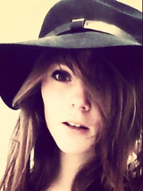 kobieta w dużym kapeluszu