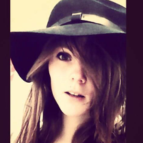 kobieta w dużym kapeluszu