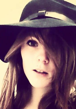 kobieta w dużym kapeluszu