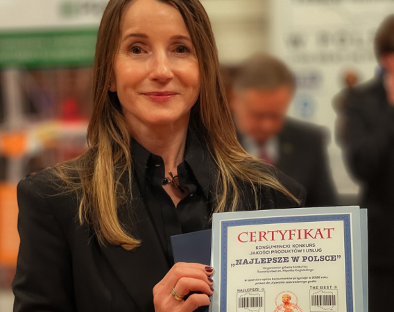 Kobieta z certyfikatem potwierdzającym otrzymanie nagrody