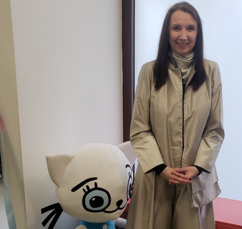 Kobieta z maskotką Kici Koci