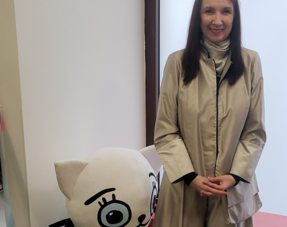 Kobieta z maskotką Kici Koci