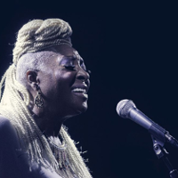 Kobieta z wysoko uniesioną głową