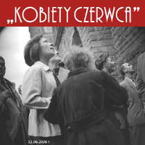 Czarnobiałe zdjęcie kobiet w czasie 28 Czerwca 1956. Nad zdjęciem czerwony prostokąt z białym napisem "Kobiety Czerwca". Pod spodem loga sponsorów oraz informacja o spektaklu. Informacja powtórzona w opisie wydarzenia.