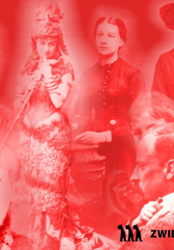 Kilka kobiet otacza mężczyznę, wszyscy są ubrani w histroyczne stroje. Na zdjęcie nałożony jest czerwony filtr.