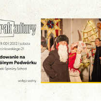 Baiłe zło ze zdjęciem osób przebranych za świąteczne postacie z jasełek.