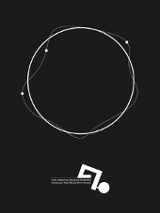 Biały okrąg na szarym tle.