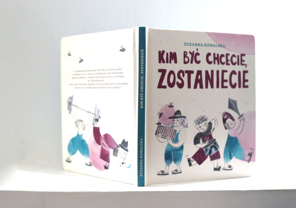 Kolorowe klocki leżą na kolorowych kredkach.