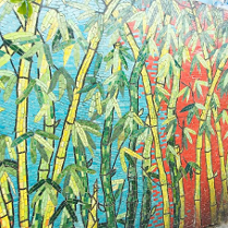 Zdjęcie przedstawia mozaikę z bambusem. Bambus jest wykonany z małych, kolorowych kafelków. Mozaika jest bardzo szczegółowa i realistyczna. Bambus jest zielony i żółty, z kilkoma czerwonymi kafelkami w tle. Mozaika jest umieszczona na niebieskim tle.