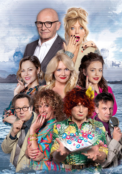 Plakat promujący spektakl. Po lewej zbiorowe zdjęcie aktorów. Po prawej wypisana obsada i napis "komedia z dreszczykiem".