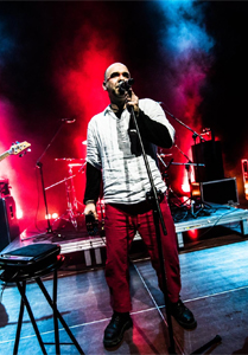 Zdięcie sceny z muzykami