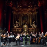 Orkiestra w kosciele przed ołtarzem.