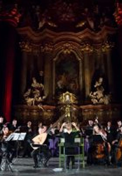 Orkiestra w kosciele przed ołtarzem.