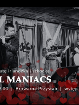 Grupa muzyków na scenie, napisy informujące o wydarzeniu.