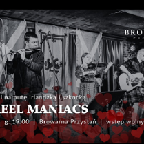 Grupa muzyków na scenie, napisy informujące o wydarzeniu.