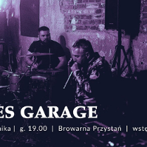 Niewyraźny obraz wnętrza klubowego z muzykami na scenie. Z boku napisy informujące o wydarzeniu.