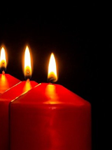 Obrazek przedstawia trzy czerwone świece.