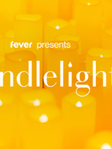 Setki palących się świeczek a na niech napis Candlelight.