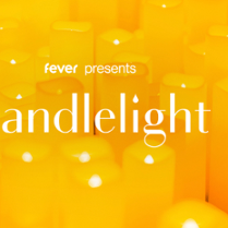 Setki palących się świeczek a na niech napis Candlelight.