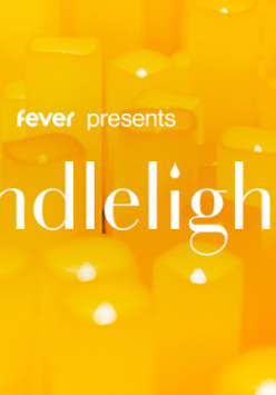 Setki palących się świeczek a na niech napis Candlelight.