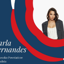 Plakat promujący koncert Carli Fernandes w Miasteczku Powstańczym. W prawym, górnym narożniku zdjęcie artystki. Granatowe tło obok czerwono-białe wstęgi.