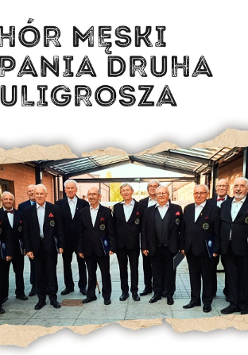 Grupa chórzystów pozuje do zdjęcia w czarnych garniturach, nad nimi informacje o koncercie.