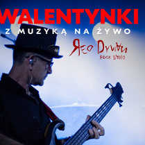 Plakat , który reklamuje koncert Covery polskiego rocka. Muzyk z gitarą na mazanym niebiesko-białym tle, z boku napisy informujące o wydarzeniu.