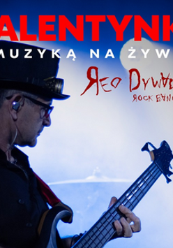 Plakat , który reklamuje koncert Covery polskiego rocka. Muzyk z gitarą na mazanym niebiesko-białym tle, z boku napisy informujące o wydarzeniu.