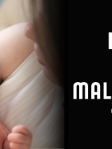 Matka tuli noworodka, po prawej stronie informacje o koncercie dla maluszków.