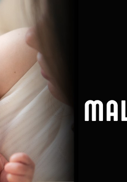 Matka tuli noworodka, po prawej stronie informacje o koncercie dla maluszków.