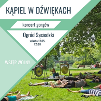 Informacje o koncercie misów i gongów, zdjęcie takowego koncertu na parkowym trawniku pod drzewem.