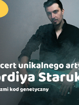 Zdjęcie siedzącego artysty w czarnej koszuli z lekko pochyloną głową. Mężczyzna ma ciemne włosy i lekki zarost, u dołu napisy informujące o wydarzeniu.