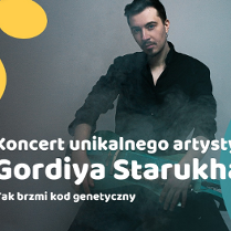 Zdjęcie siedzącego artysty w czarnej koszuli z lekko pochyloną głową. Mężczyzna ma ciemne włosy i lekki zarost, u dołu napisy informujące o wydarzeniu.