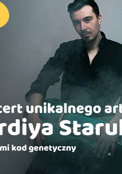 Zdjęcie siedzącego artysty w czarnej koszuli z lekko pochyloną głową. Mężczyzna ma ciemne włosy i lekki zarost, u dołu napisy informujące o wydarzeniu.