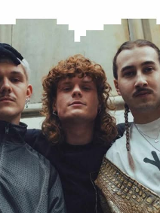 Troje artystów w pozie hip-hopowej.