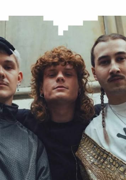 Troje artystów w pozie hip-hopowej.