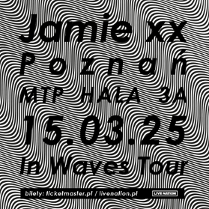 Czarne napisy, które informują o koncercie, na tle "falującego", czarno-białego tła.