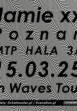 Czarne napisy, które informują o koncercie, na tle "falującego", czarno-białego tła.