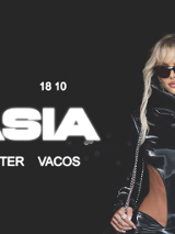 Blond kobieta w lateksowym kostiumie i ciemnych okularach, po lewej informacje o jej koncercie.