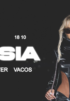 Blond kobieta w lateksowym kostiumie i ciemnych okularach, po lewej informacje o jej koncercie.