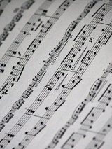 Obrazek przedstawia kartkę papieru z nutami.