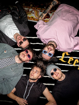 Kilka osób leży na podłodze, informacje o koncercie.