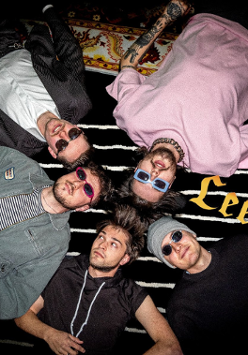 Kilka osób leży na podłodze, informacje o koncercie.