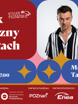 Na plakacie przed nami pojawia się żywy kolaż, pełen atmosfery oczekiwania na wydarzenie. W centrum kompozycji znajduje się uśmiechający się mężczyzna w pasiastym t-shircie. Wokół niego szaleją kolory: zielone choinki splatają się z różowymi płatkami śniegu, tworząc wrażenie zimowego święta. W tle widać miejską architekturę, zwieńczoną błyszczącą noworoczną choinką. Slogany i logotypy sponsorów podkreślają rozmach wydarzenia, zwracając uwagę na wsparcie, które niosą partnerzy.