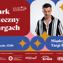 Na plakacie przed nami pojawia się żywy kolaż, pełen atmosfery oczekiwania na wydarzenie. W centrum kompozycji znajduje się uśmiechający się mężczyzna w pasiastym t-shircie. Wokół niego szaleją kolory: zielone choinki splatają się z różowymi płatkami śniegu, tworząc wrażenie zimowego święta. W tle widać miejską architekturę, zwieńczoną błyszczącą noworoczną choinką. Slogany i logotypy sponsorów podkreślają rozmach wydarzenia, zwracając uwagę na wsparcie, które niosą partnerzy.